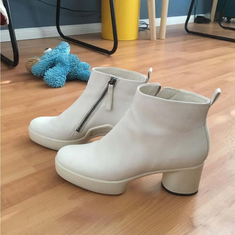 Ecco Women's Off White Heeled Boots